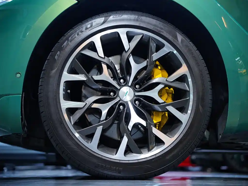 Photo 18 - Aston Martin DBX