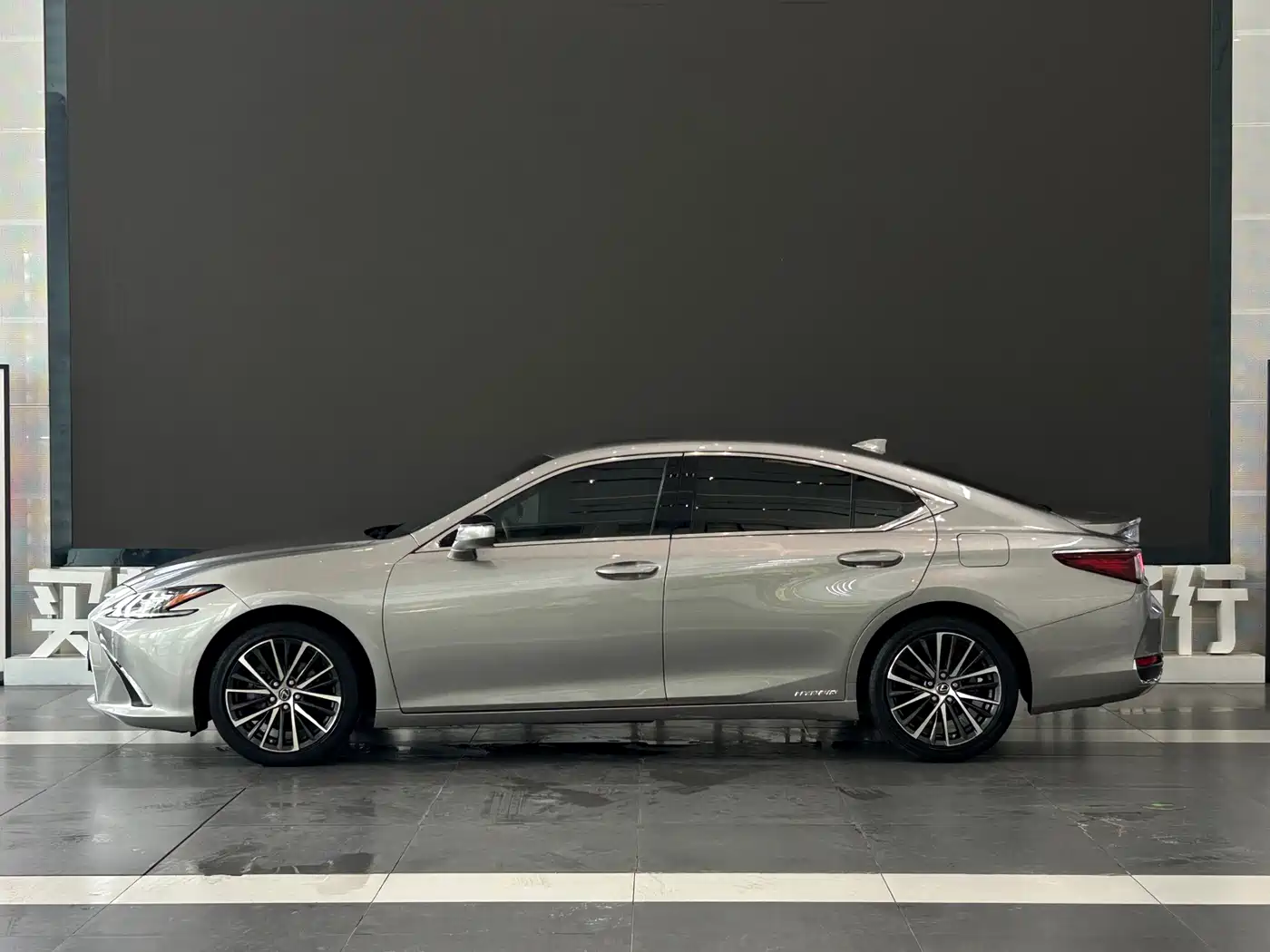 Фото 7 - Lexus ES