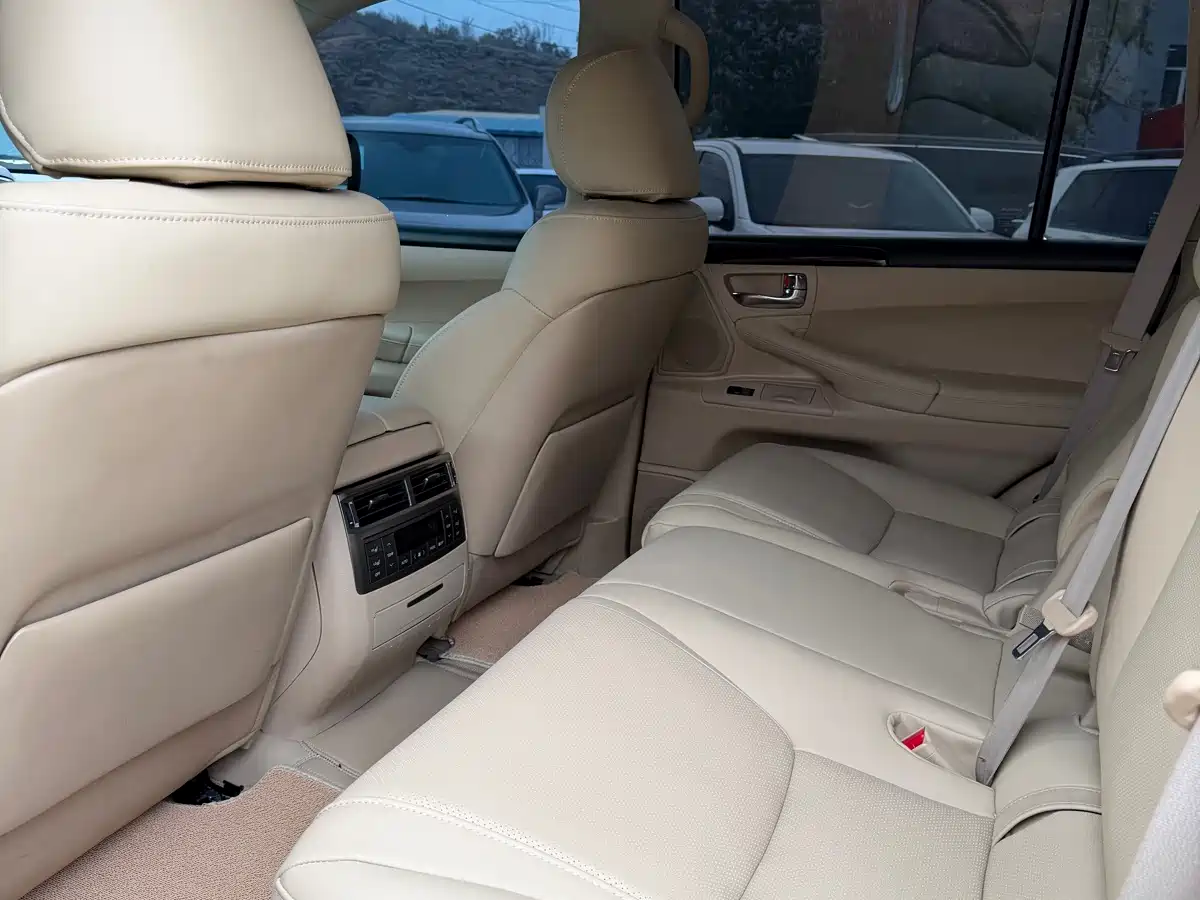 Фото 6 - Lexus LX