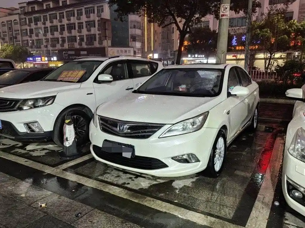 Фото 1 - Changan Eado