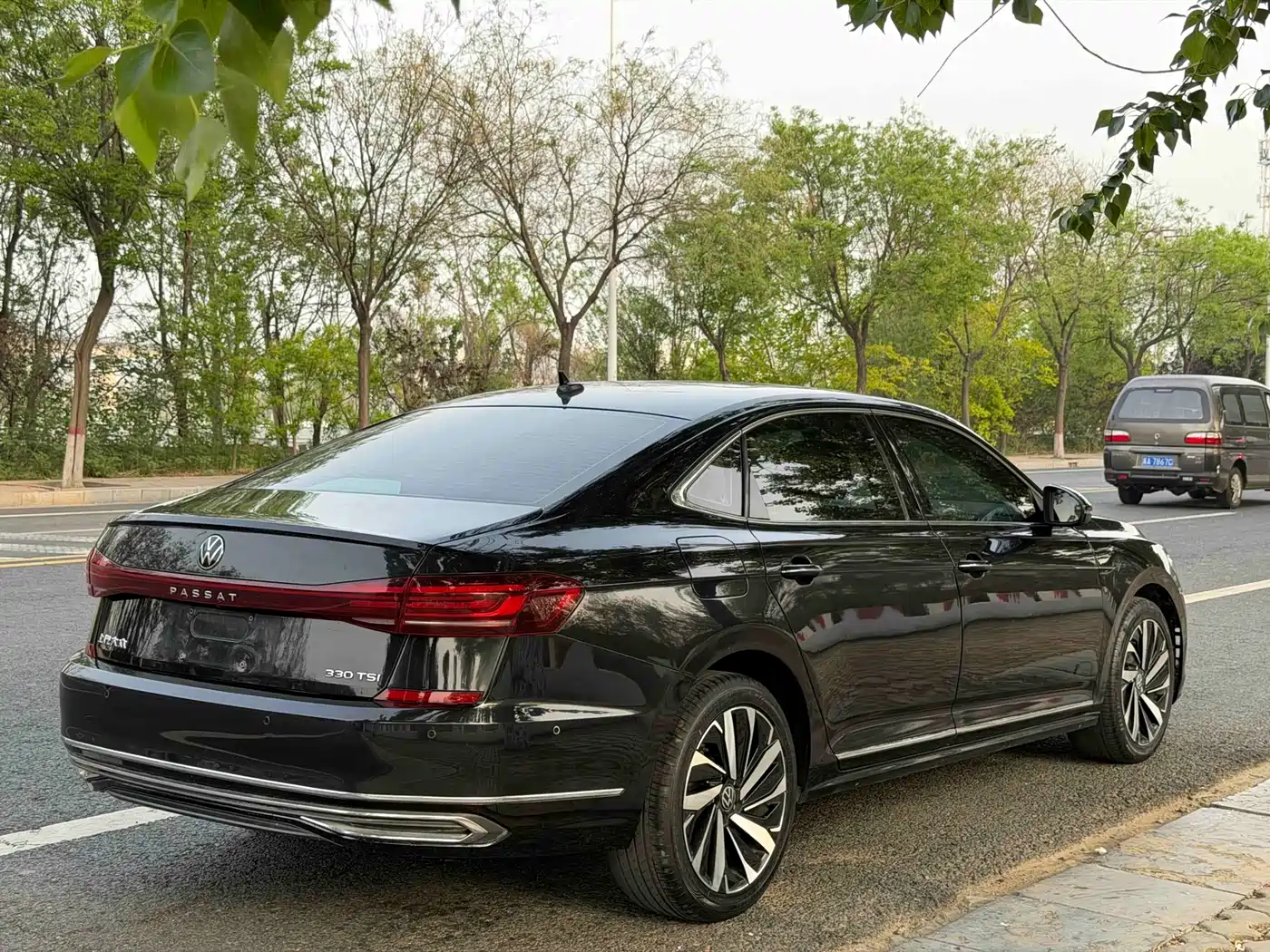 Volkswagen Passat 2021 Model 330TSI Luxury Edition фото 4