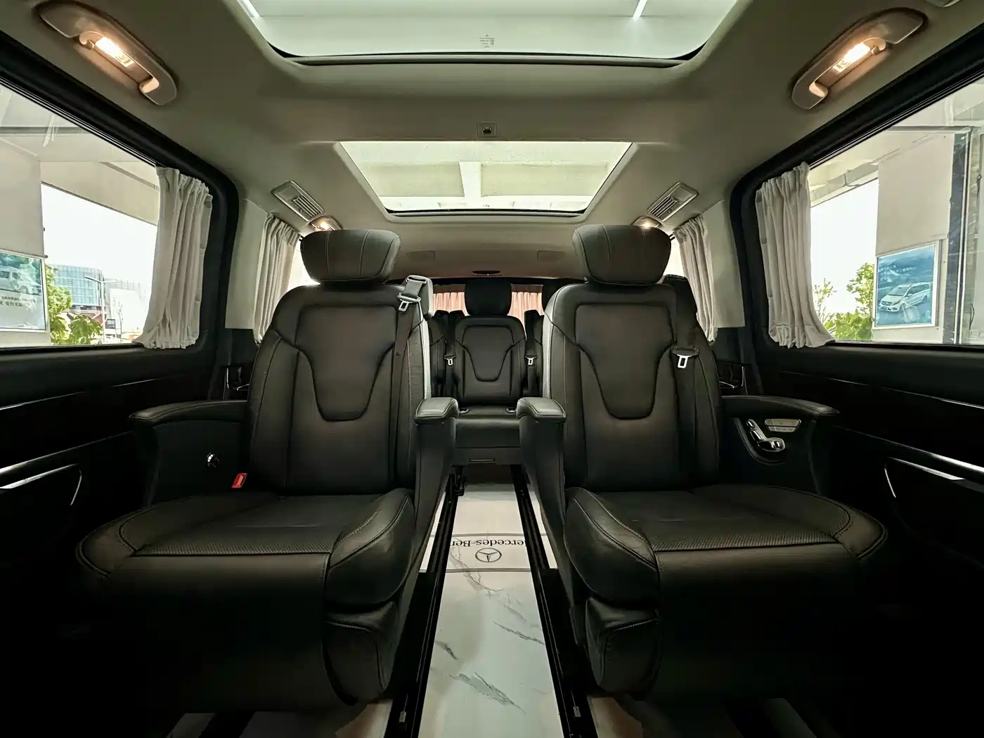 Mercedes-Benz V-Class 2017 Model V 260 L Premium Extended Edition фото 10