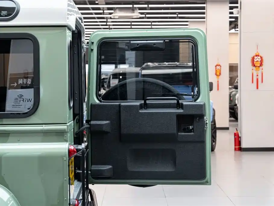 Land Rover Defender фото 16
