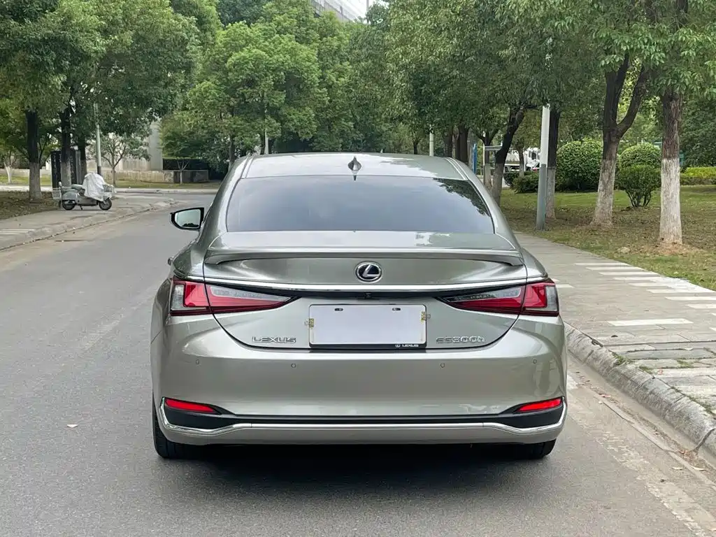 Фото 6 - Lexus ES