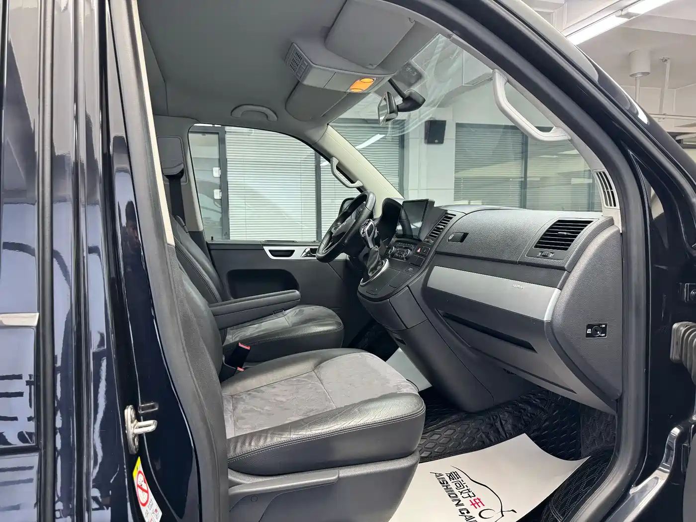 Volkswagen Multivan 2012 2.0TSI 2WD Business Edition фото 11