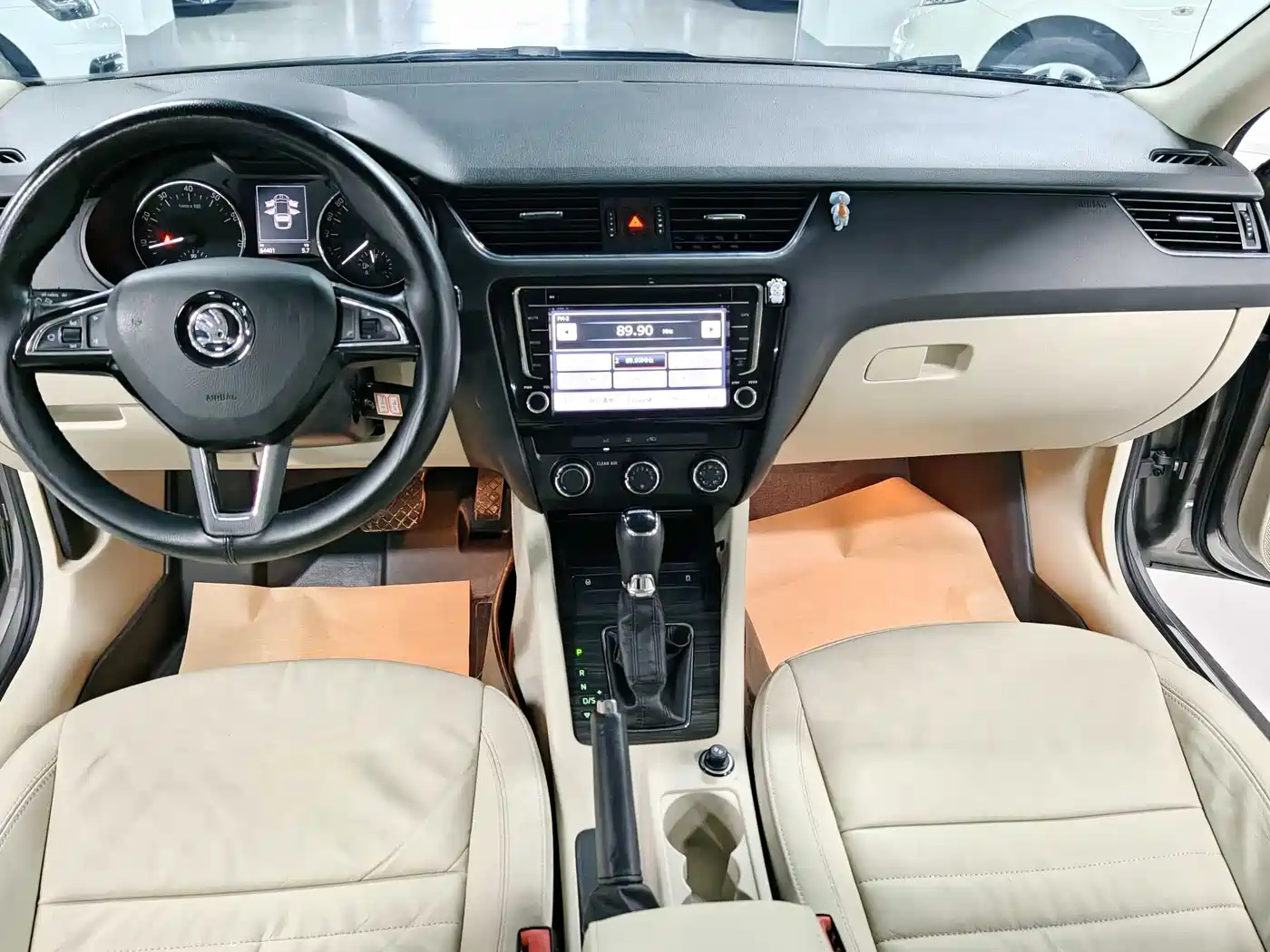 Škoda Octavia 2016 1.6L Automatic Smart Edition фото 7