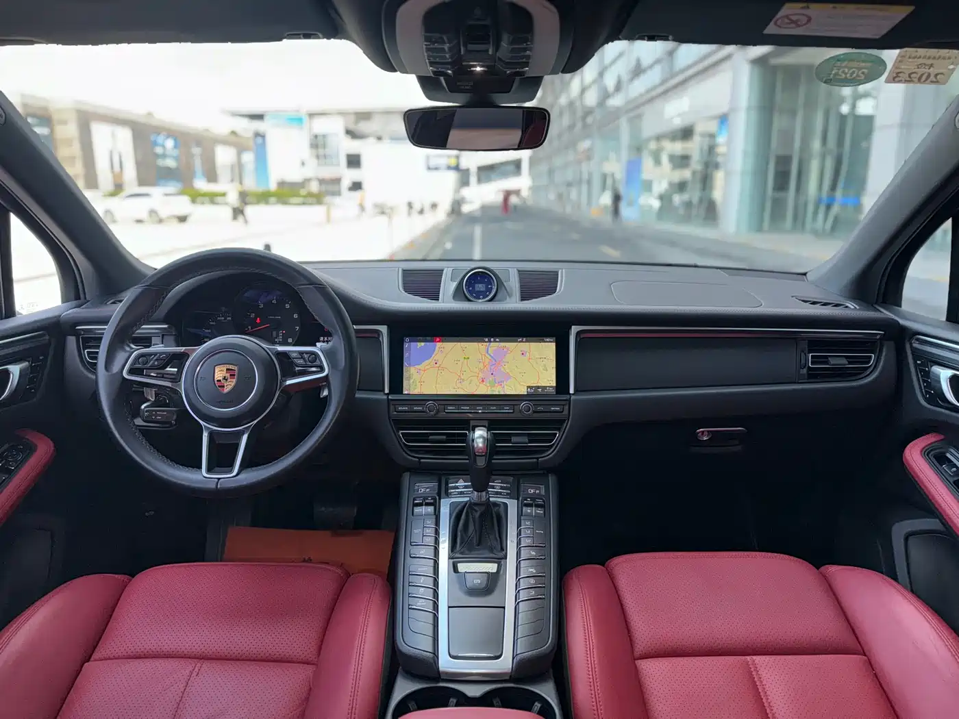 PORSCHE MACAN