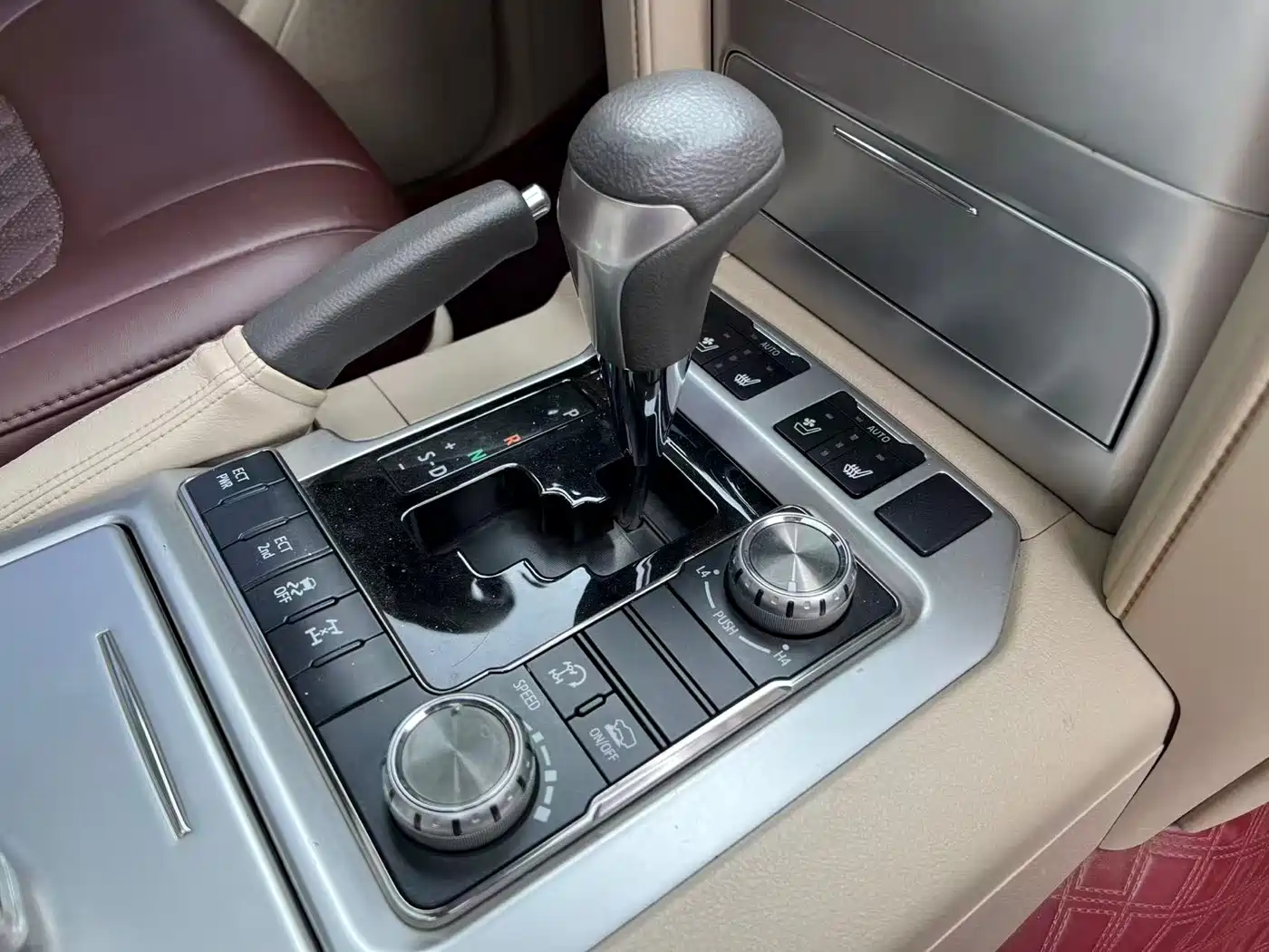 Toyota Land Cruiser (Import) 2015 4.6L V8 Middle East Limited Edition фото 20