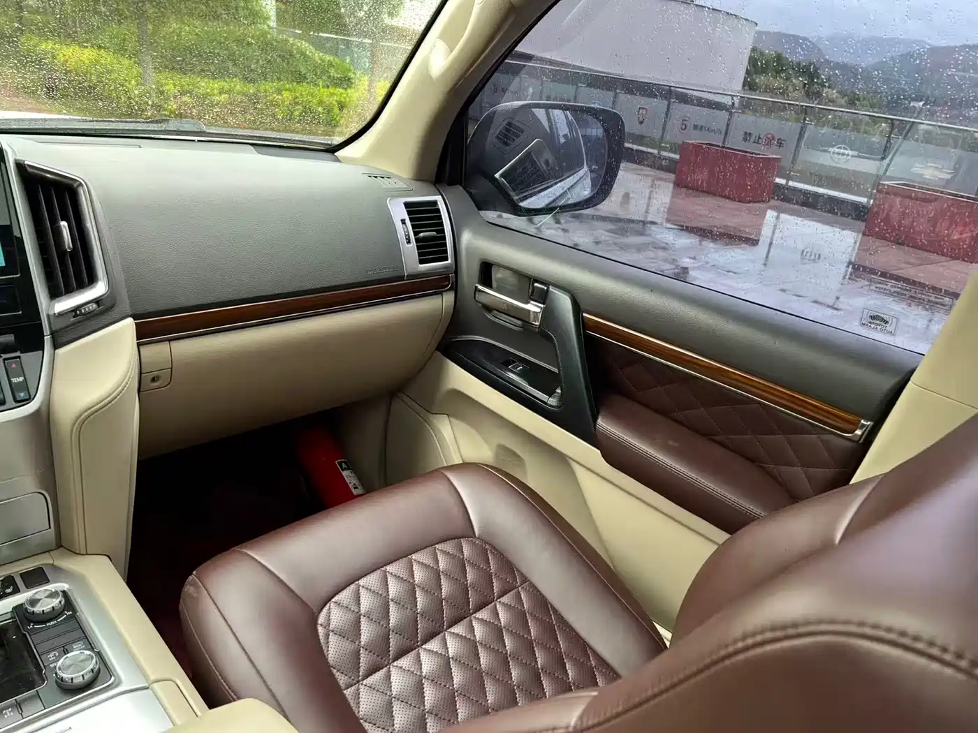 Toyota Land Cruiser (Import) 2015 4.6L V8 Middle East Limited Edition фото 11