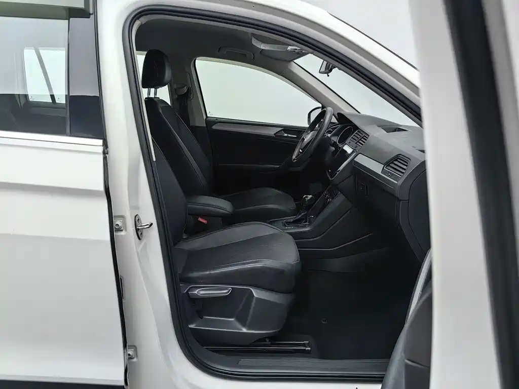 صورة 23 - Volkswagen Tiguan L