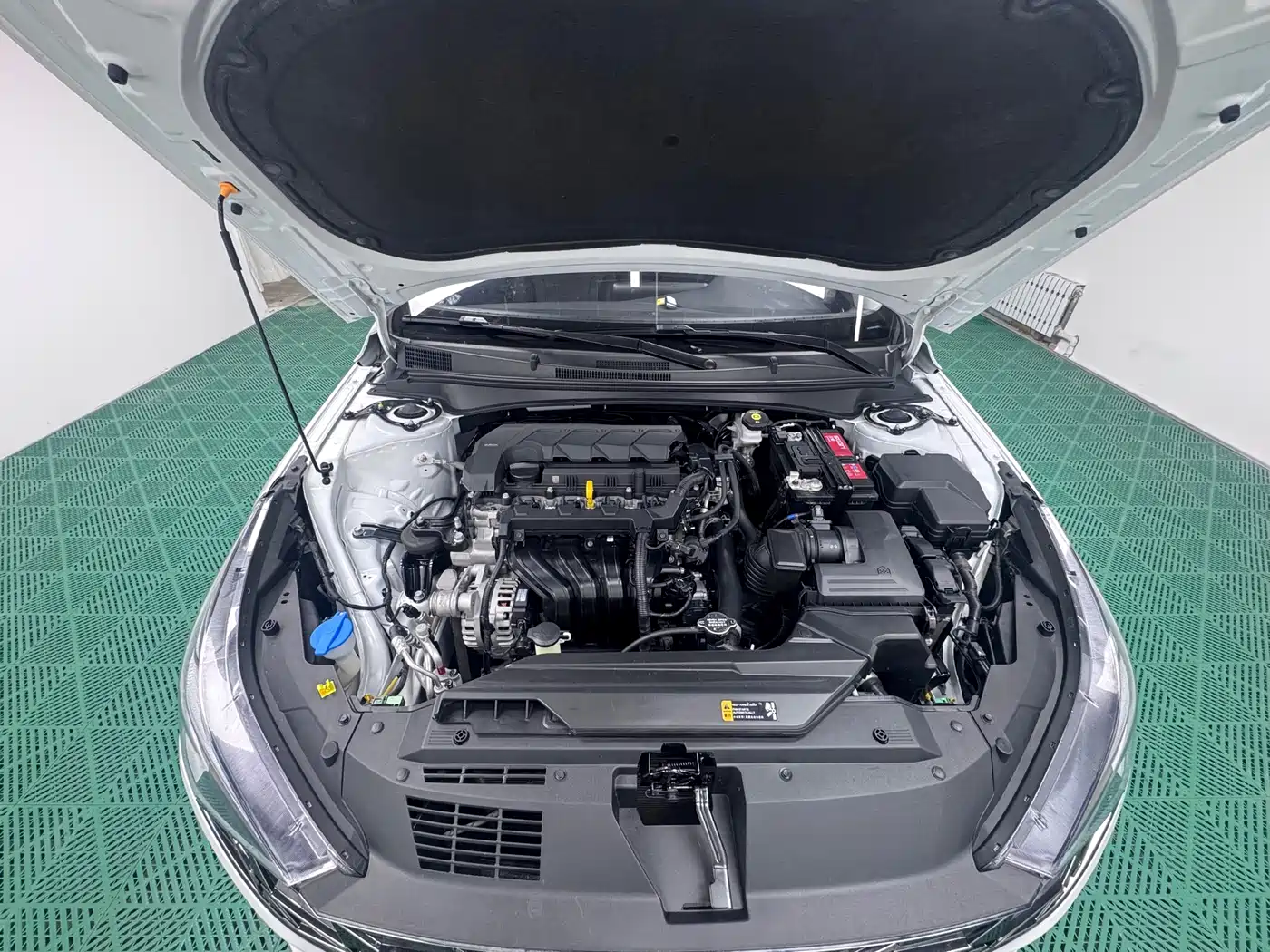 Hyundai Elantra 2022 1.5L CVT LUX Premium Edition фото 8