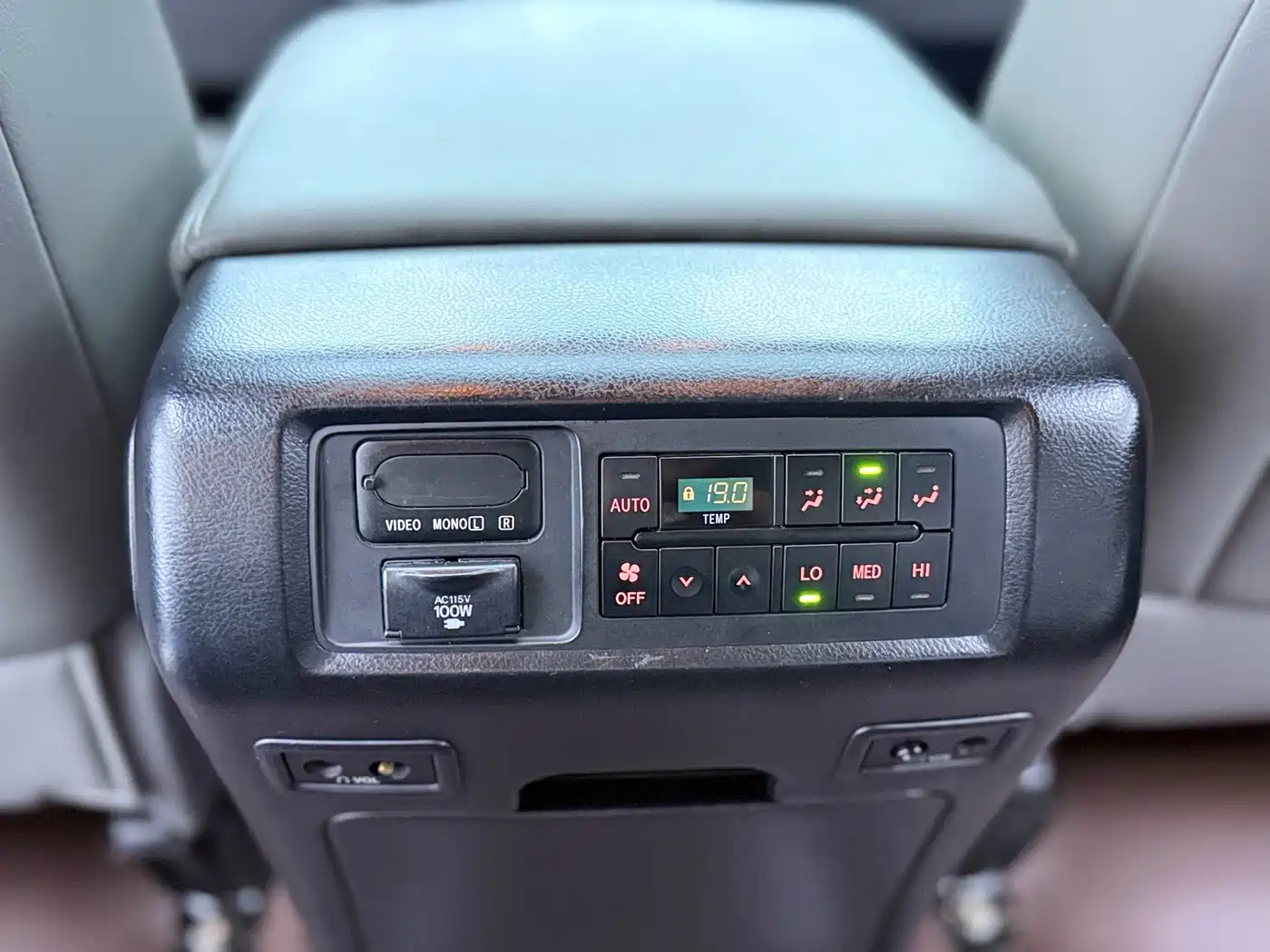 Toyota Sequoia 2010 5.7 Platinum Edition фото 16