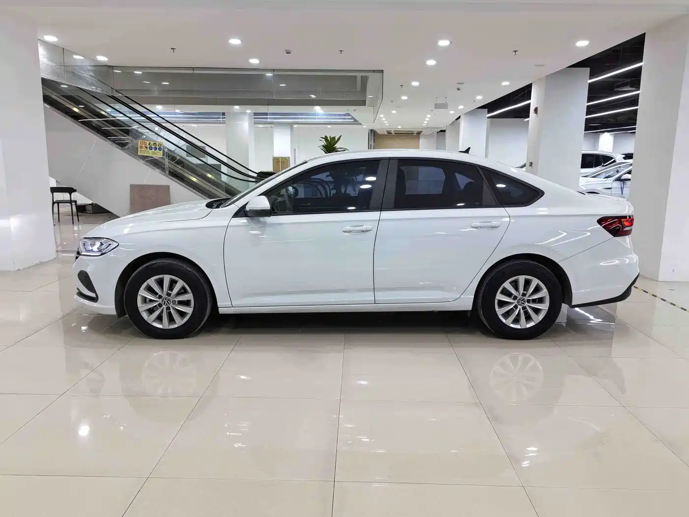 Volkswagen Lavida 2023 Facelift 1.5L Auto Comfort Edition фото 3