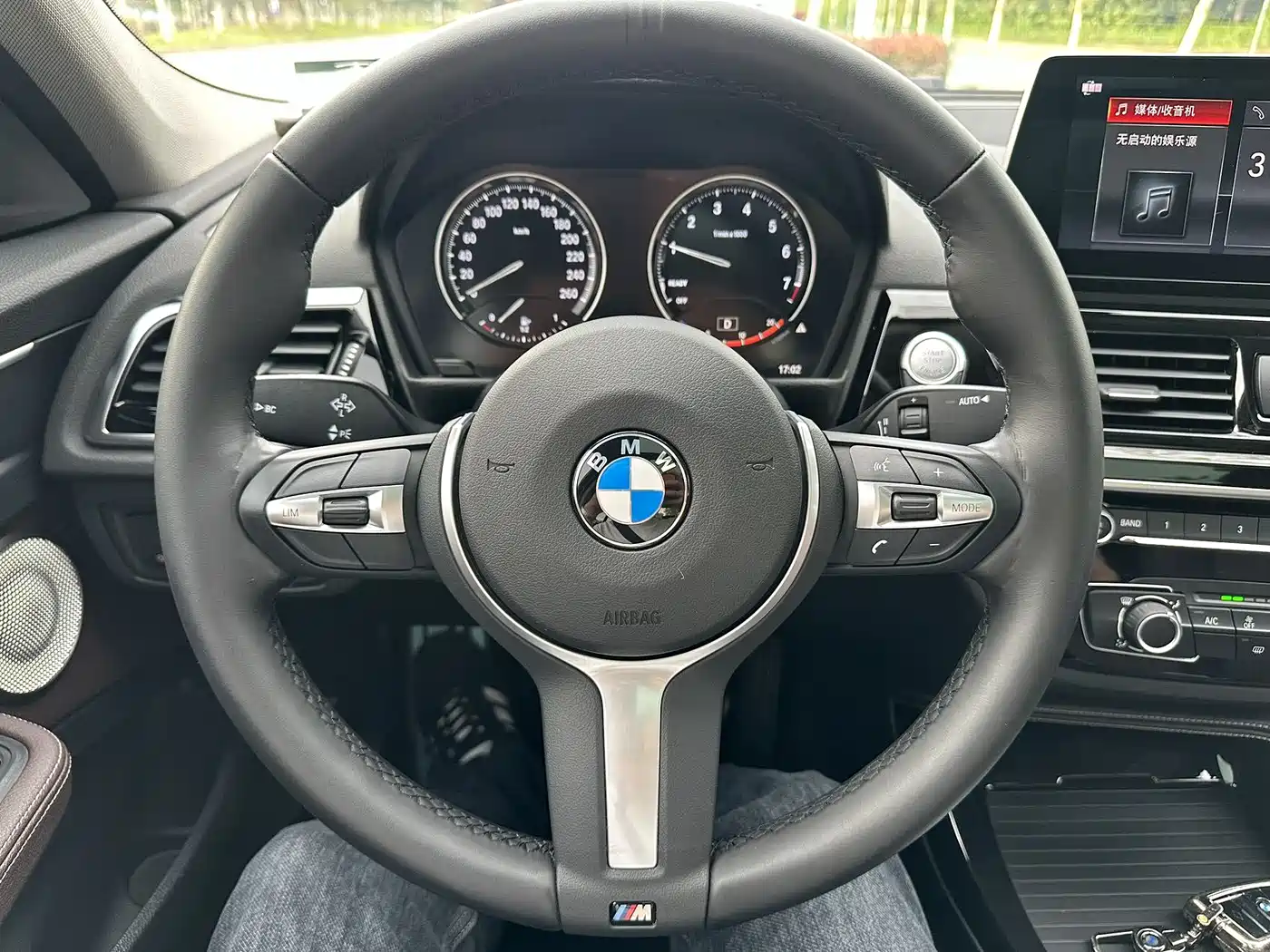 BMW 1 Series 2023 120i M Sport Shadow Edition фото 8