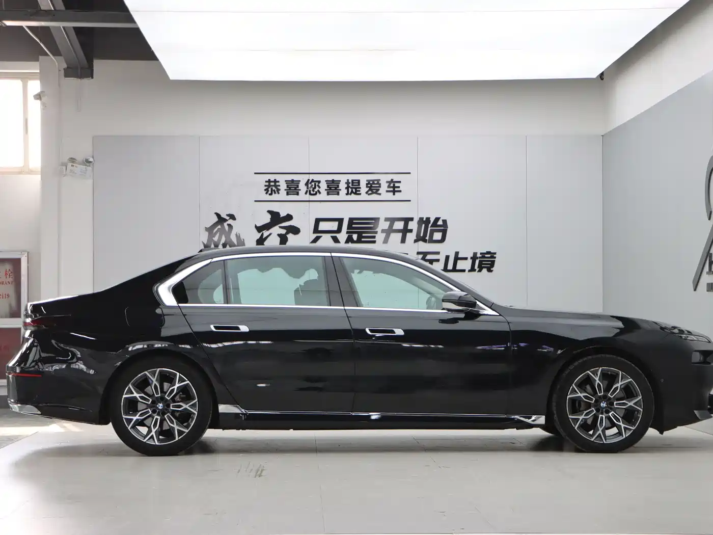 BMW 7 Series 2023 Model 735Li Luxury Package фото 8