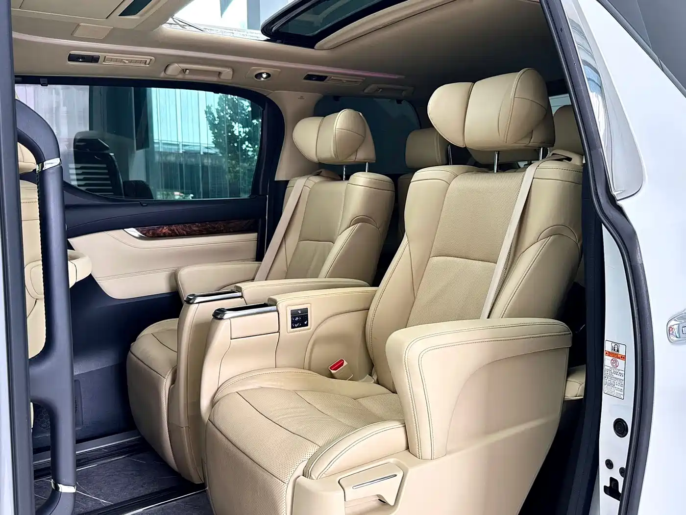 Toyota Alphard 2019 Hybrid 2.5L Luxury фото 7
