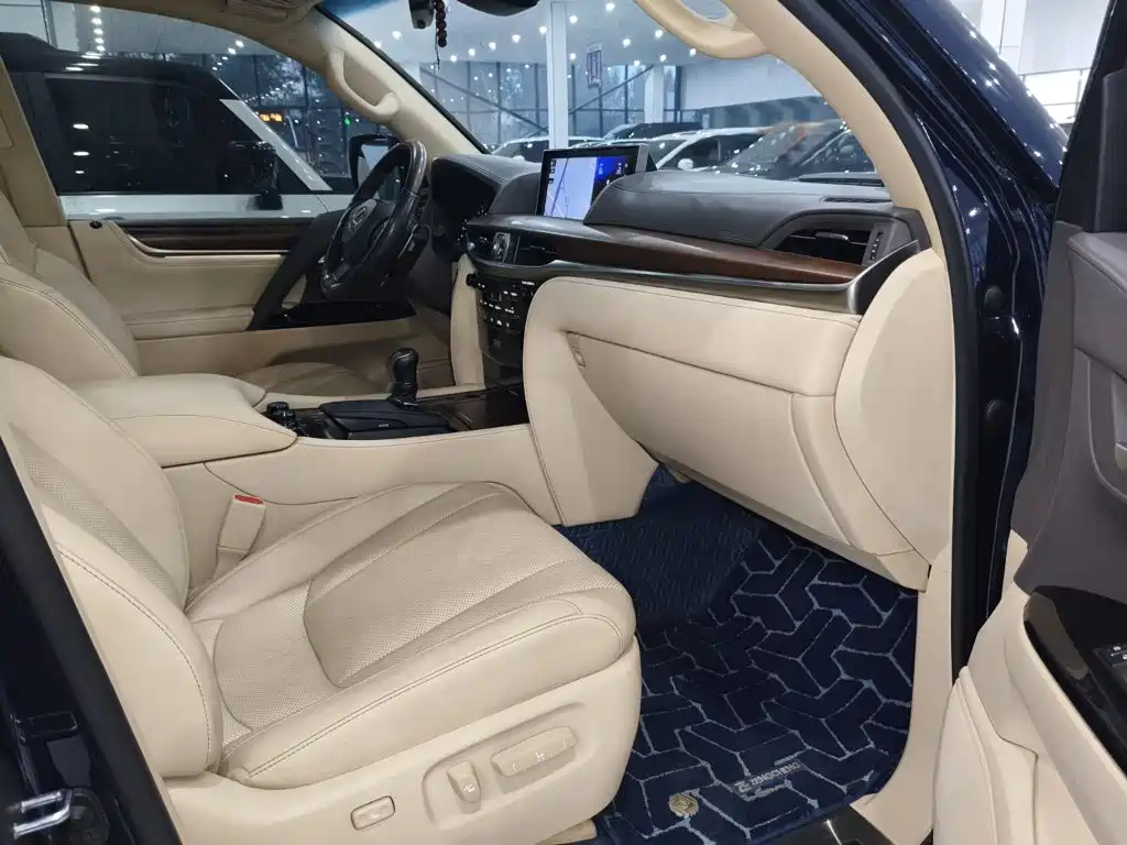 Photo 15 - Lexus LX