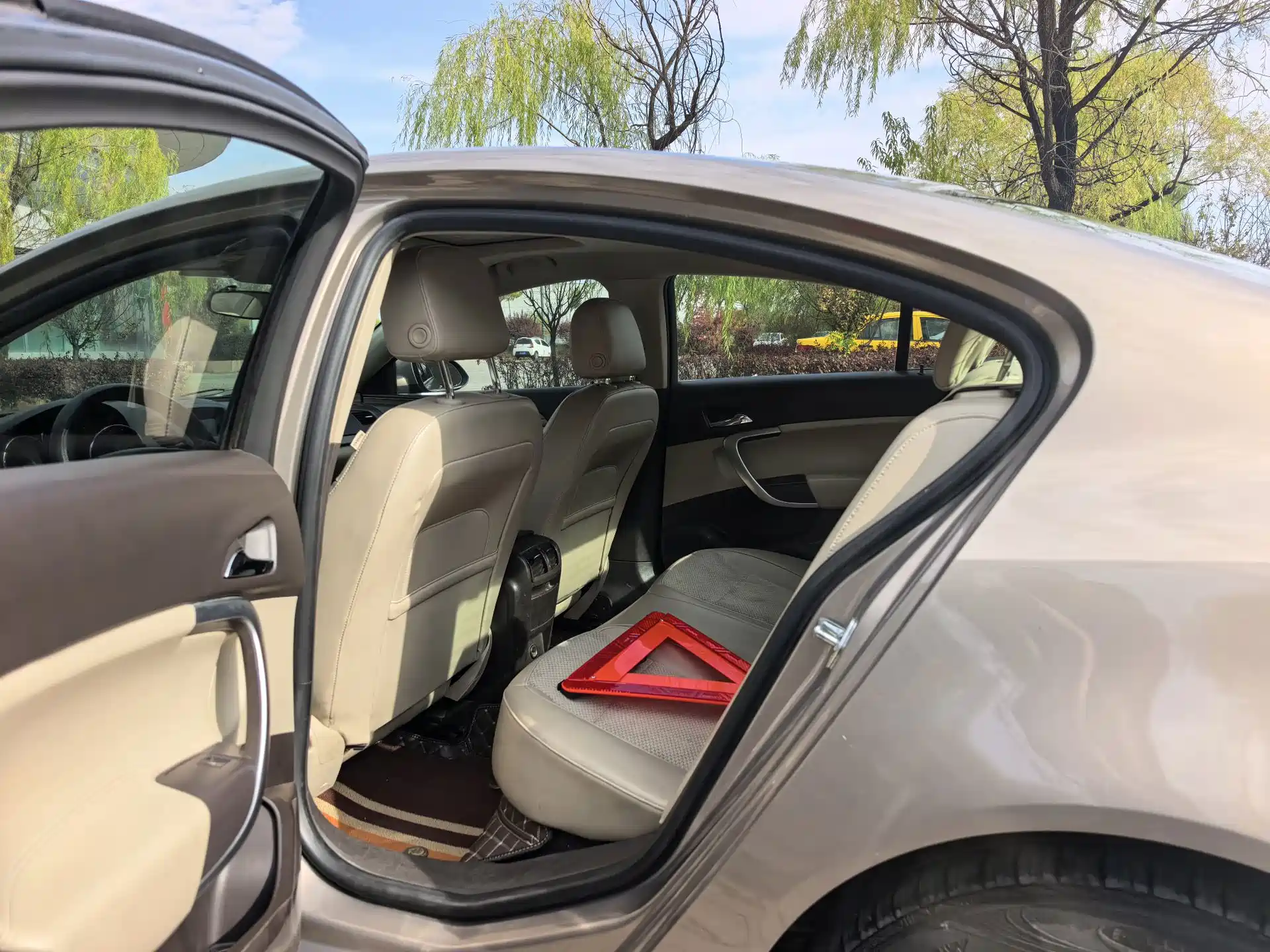 Photo 10 - Buick Regal