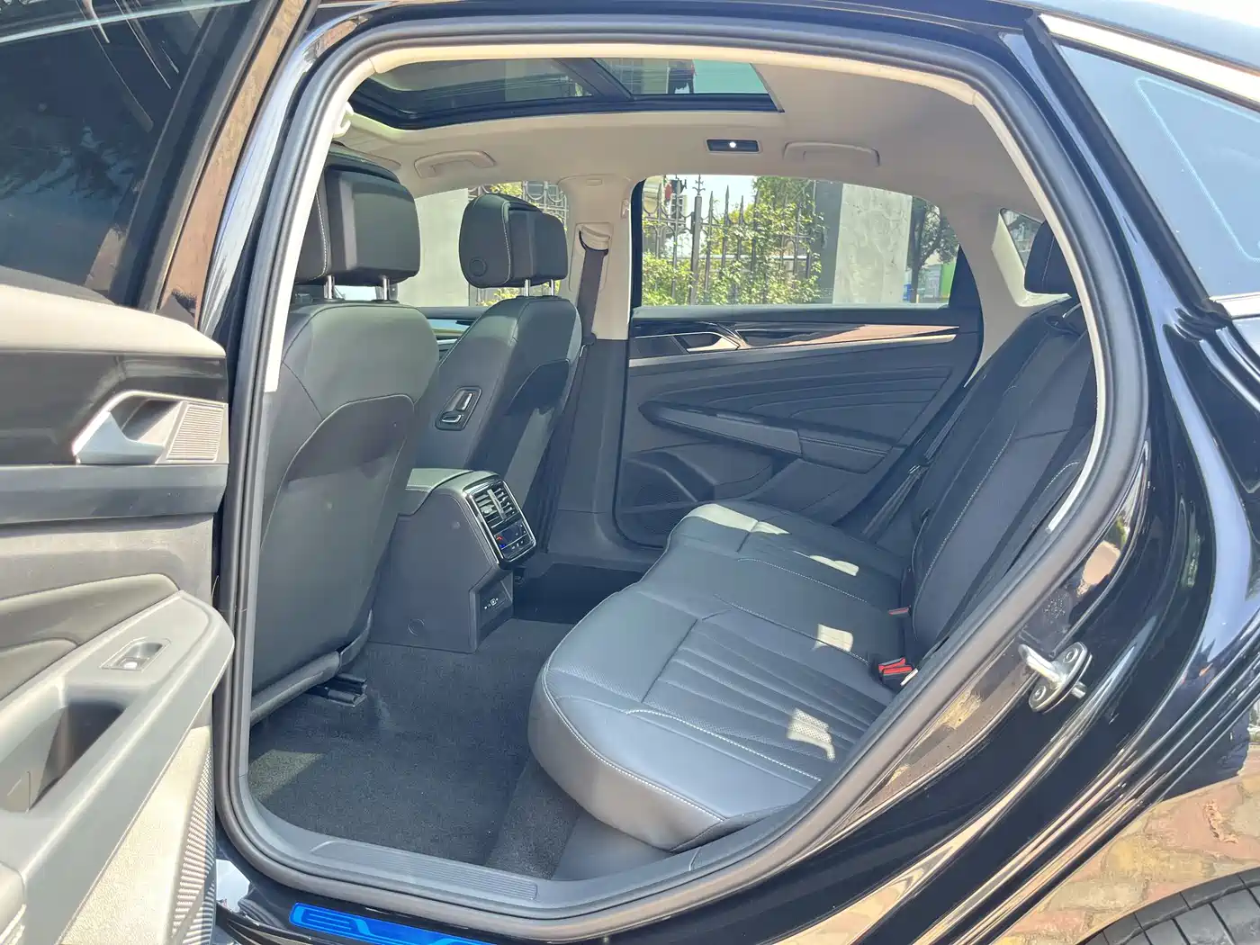 Volkswagen Passat 2024 380TSI Dragon Soaring Edition фото 7