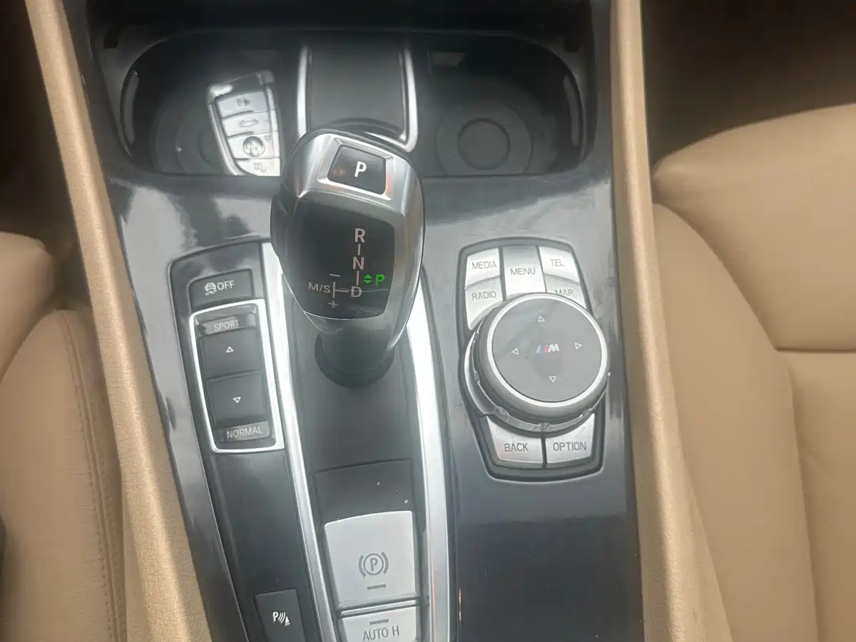 BMW 5 Series GT 2011 535i Elegance фото 23