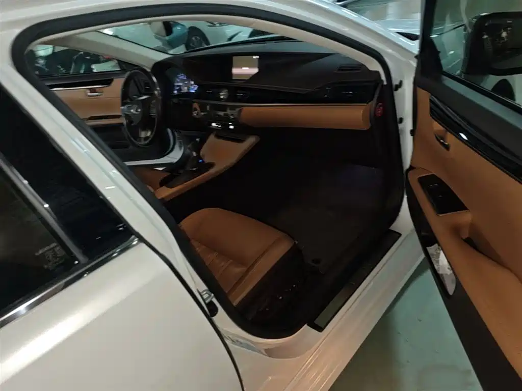 Lexus ES 2015 200 Elite Edition фото 20