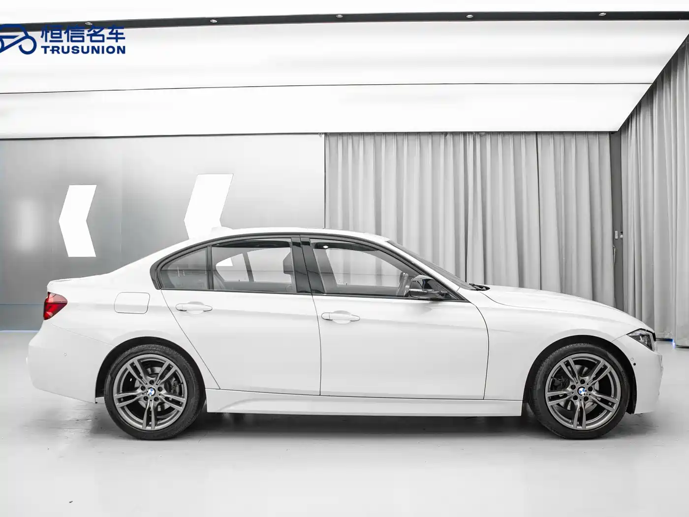 BMW 3 Series 2018 320i M Sport Black Night Edition фото 7
