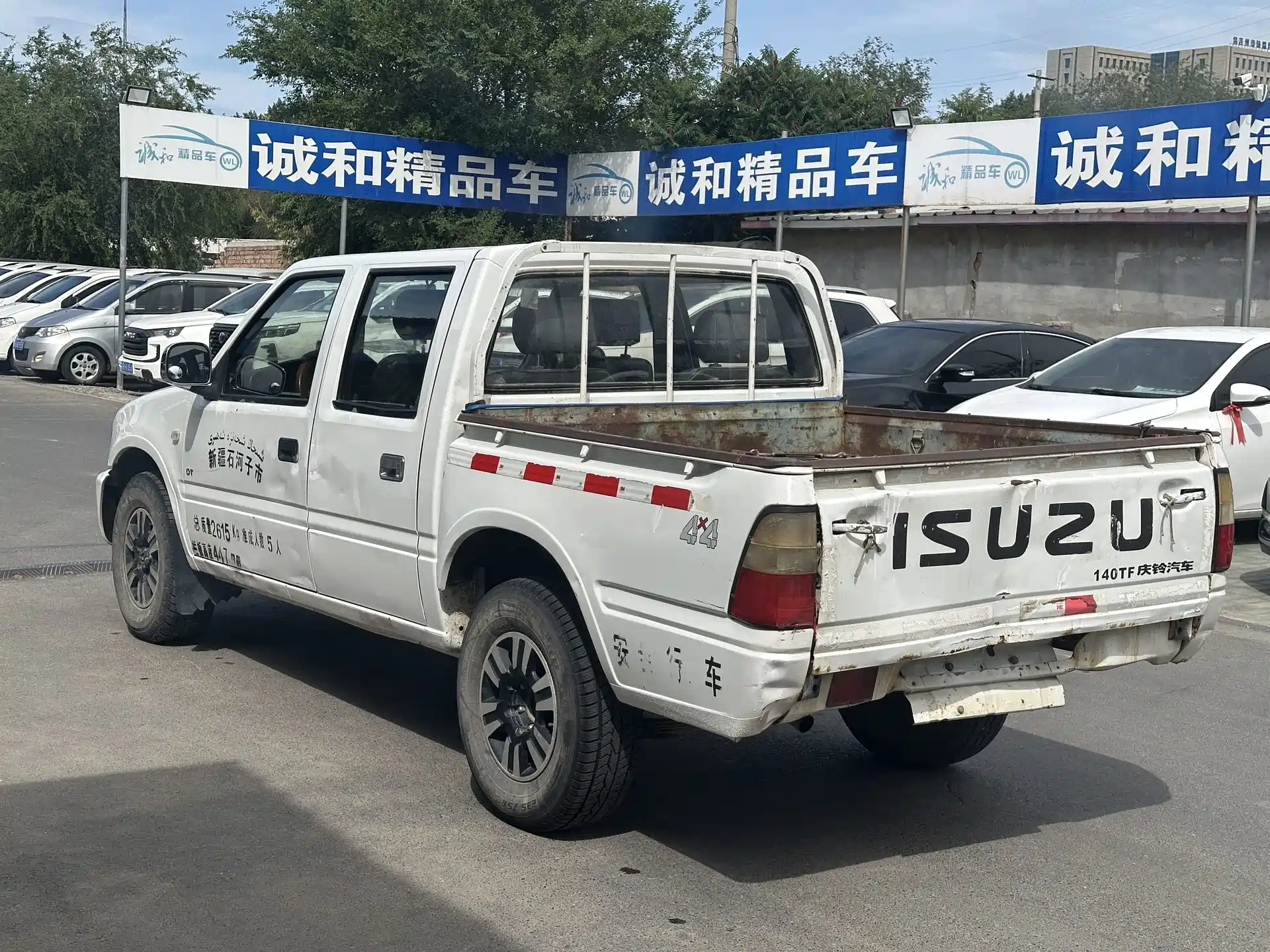 Photo 9 - Isuzu Pickup