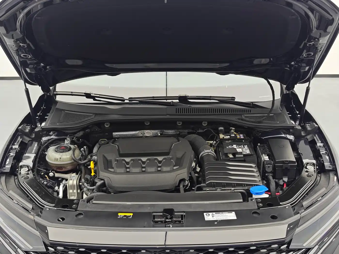 Volkswagen Passat 2025 Outstanding 380TSI Starlight Dragon Soaring Edition фото 13