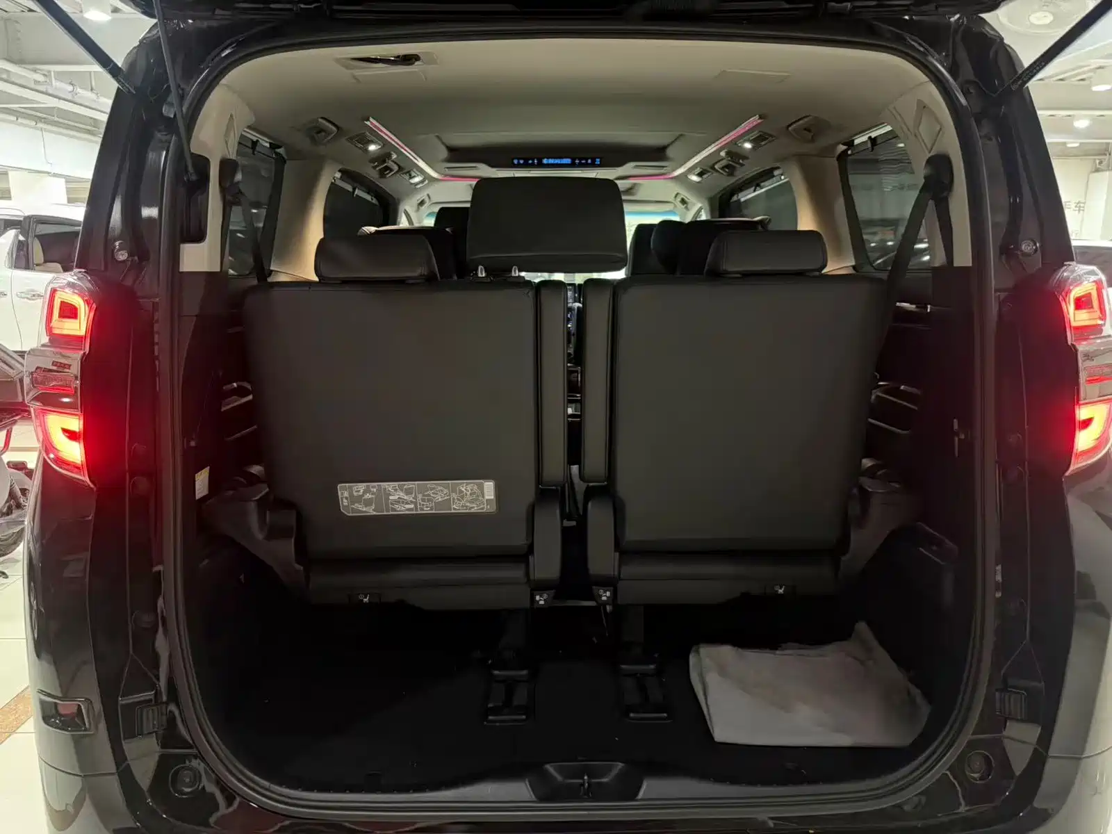 Фото 16 - Toyota Vellfire
