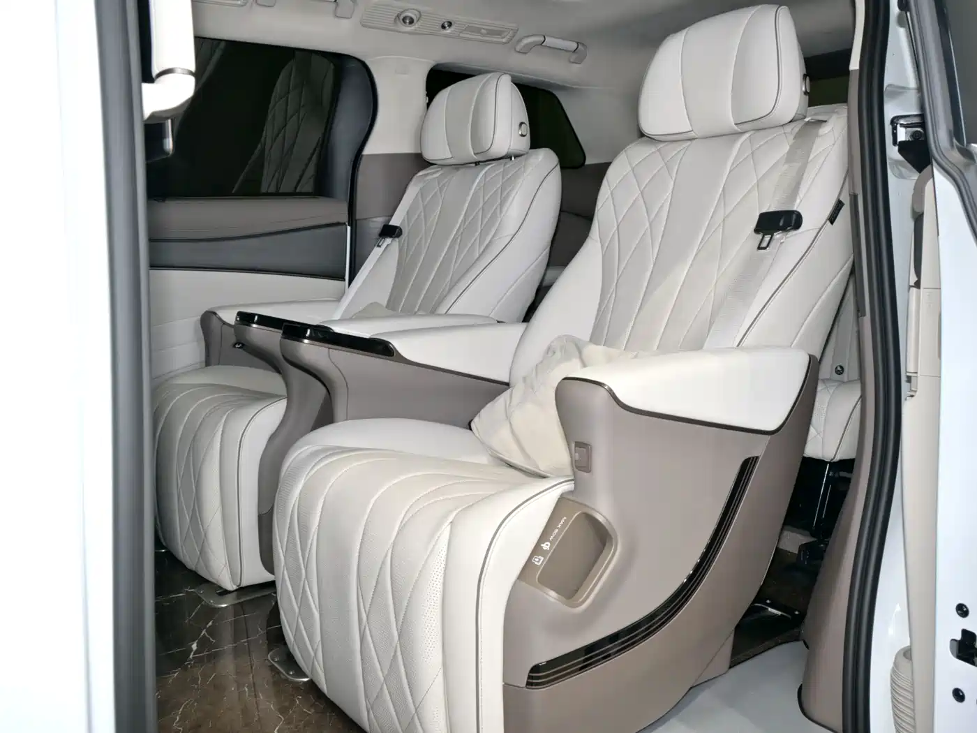 Denza D9 2022 DM-i 970 AWD Flagship фото 12
