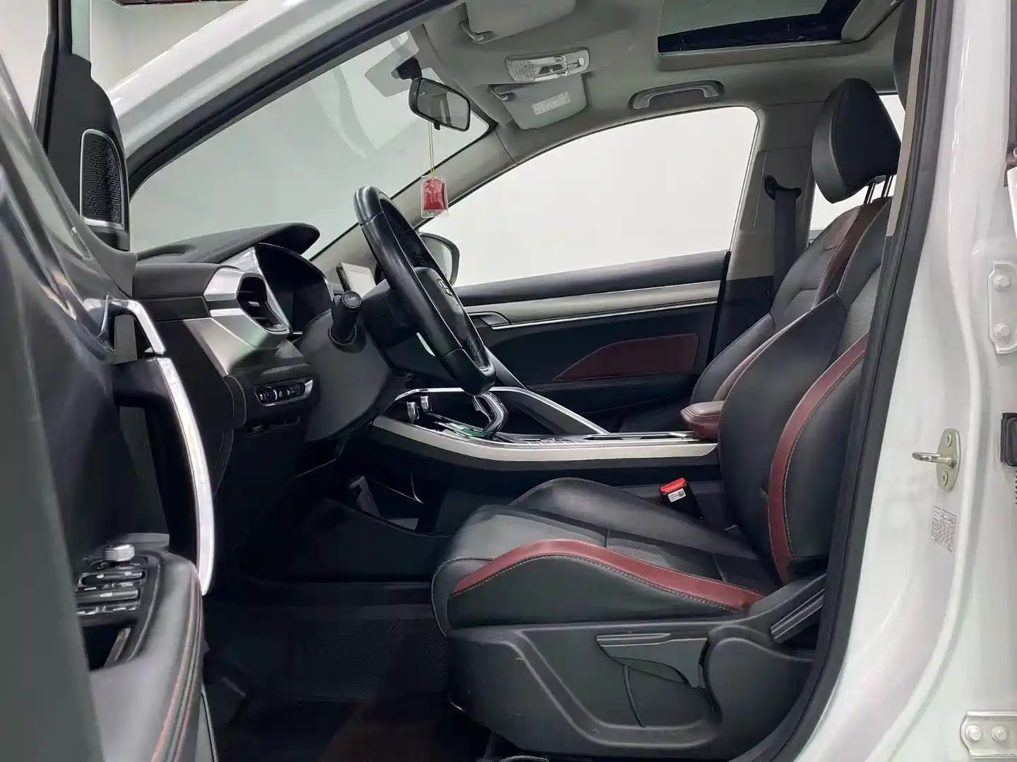 Фото 4 - Geely Coolray