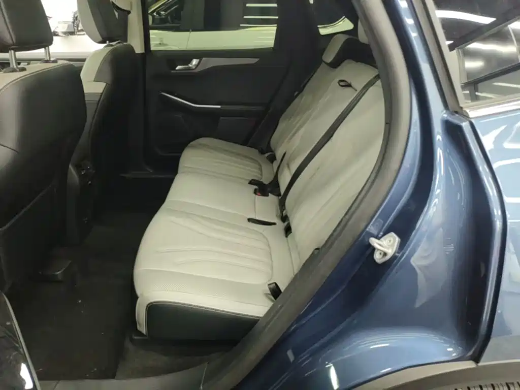 Photo 17 - Ford Escape