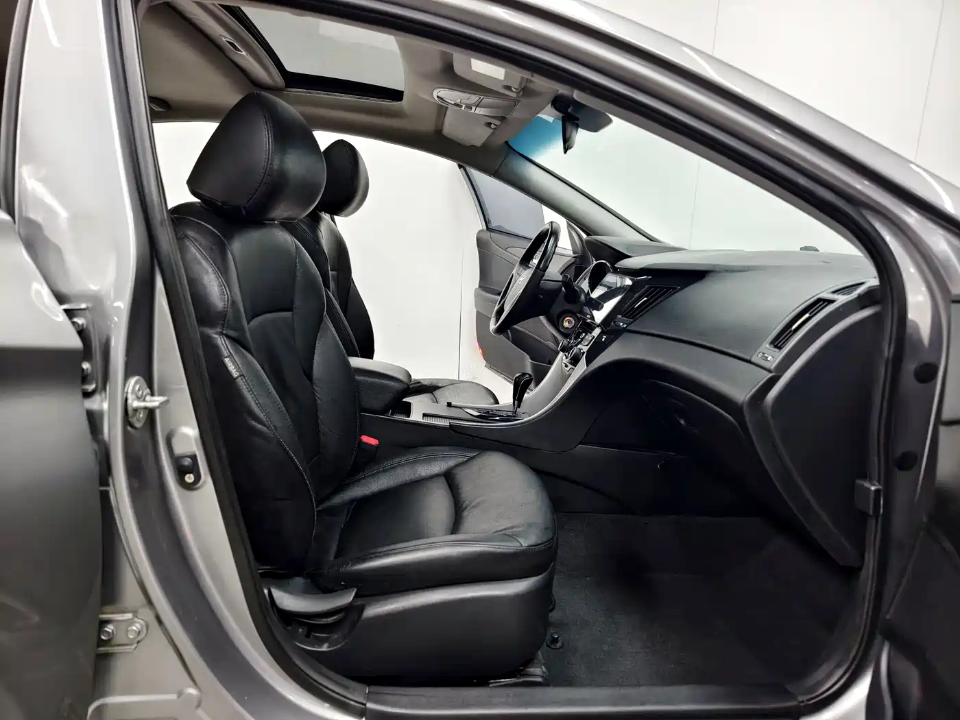 Hyundai Sonata 2011 2.0L Automatic Luxury фото 14