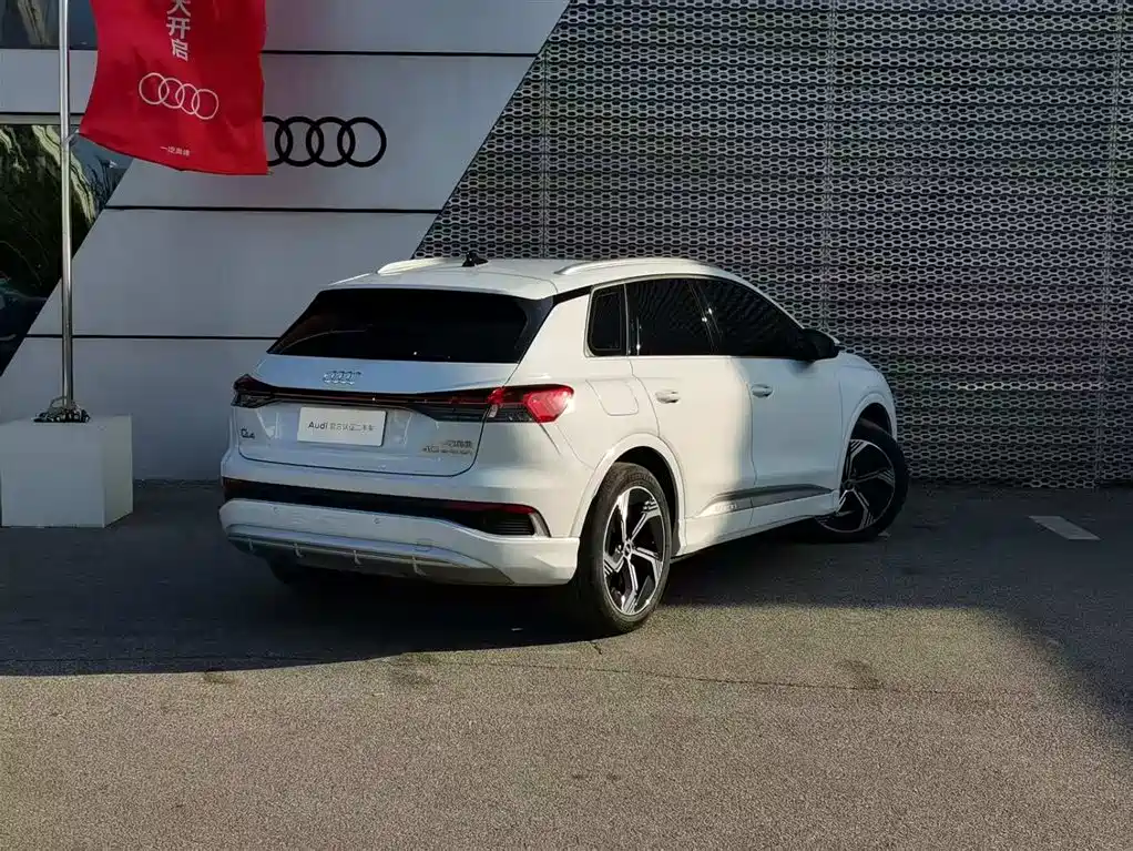 AUDI Q4 E TRON