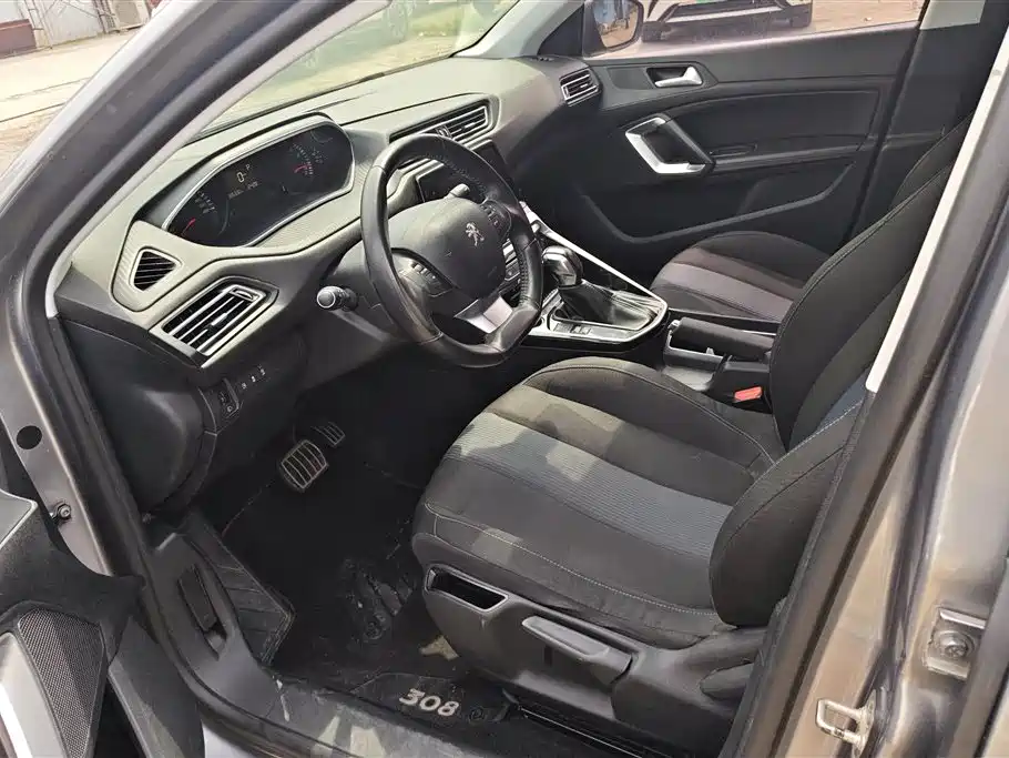 Peugeot 308 2018 1.6L Auto Luxury Edition фото 9