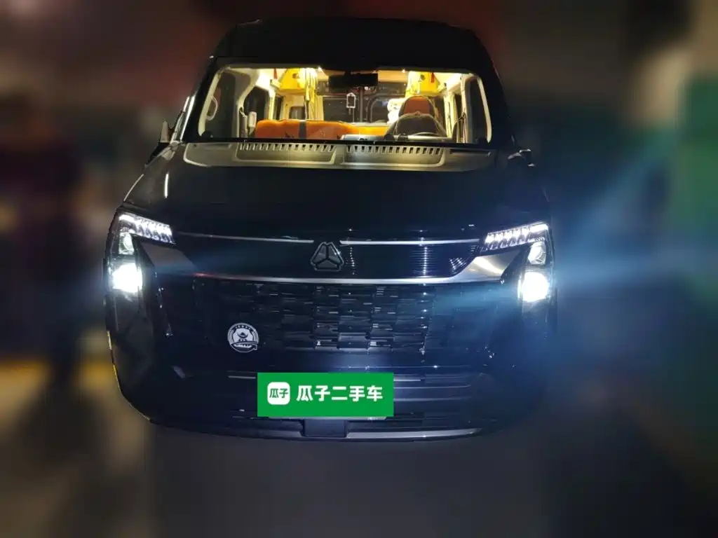 Sinotruk Xianfeng V 2025 2024 Multi-function Version 2.0T Automatic Medium Wheelbase Medium Roof