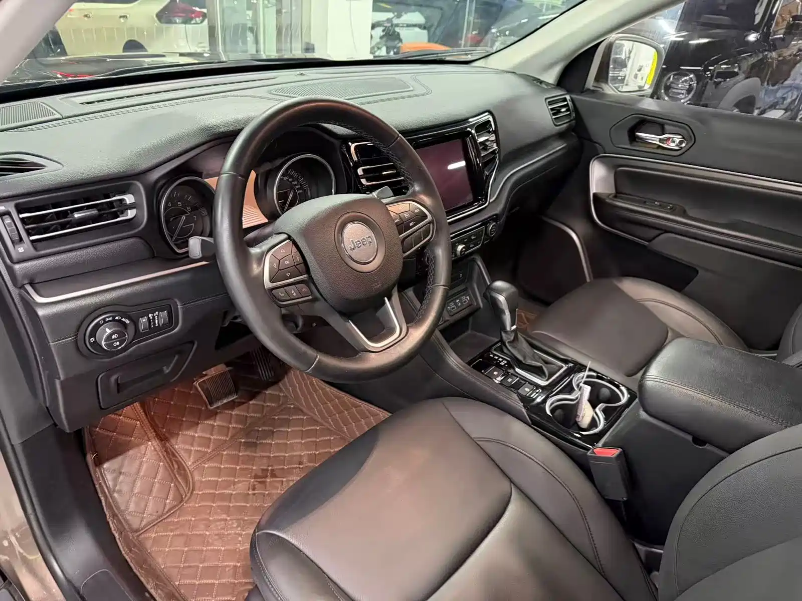 Фото 7 - Jeep Commander