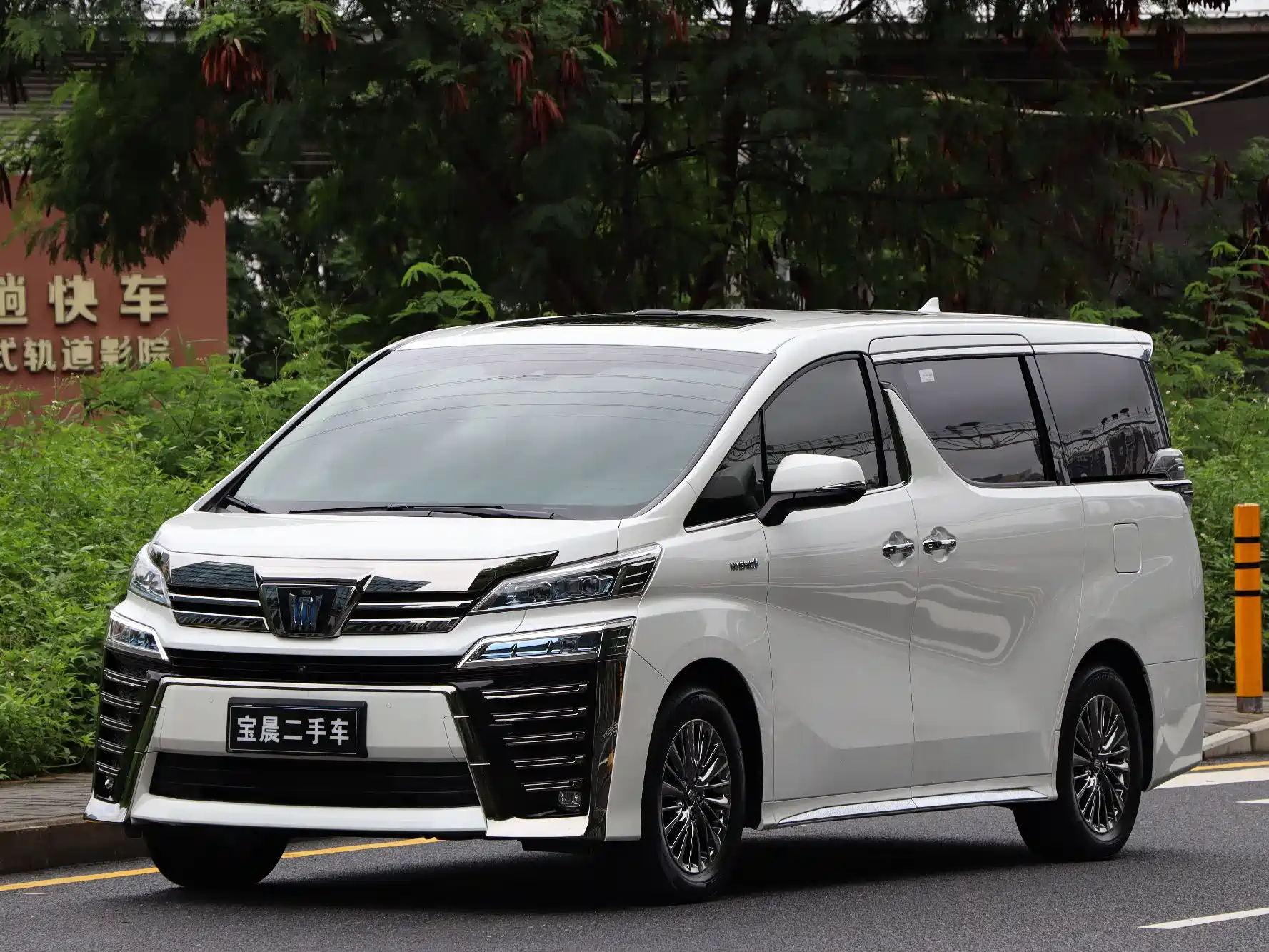 Фото 1 - Toyota Vellfire