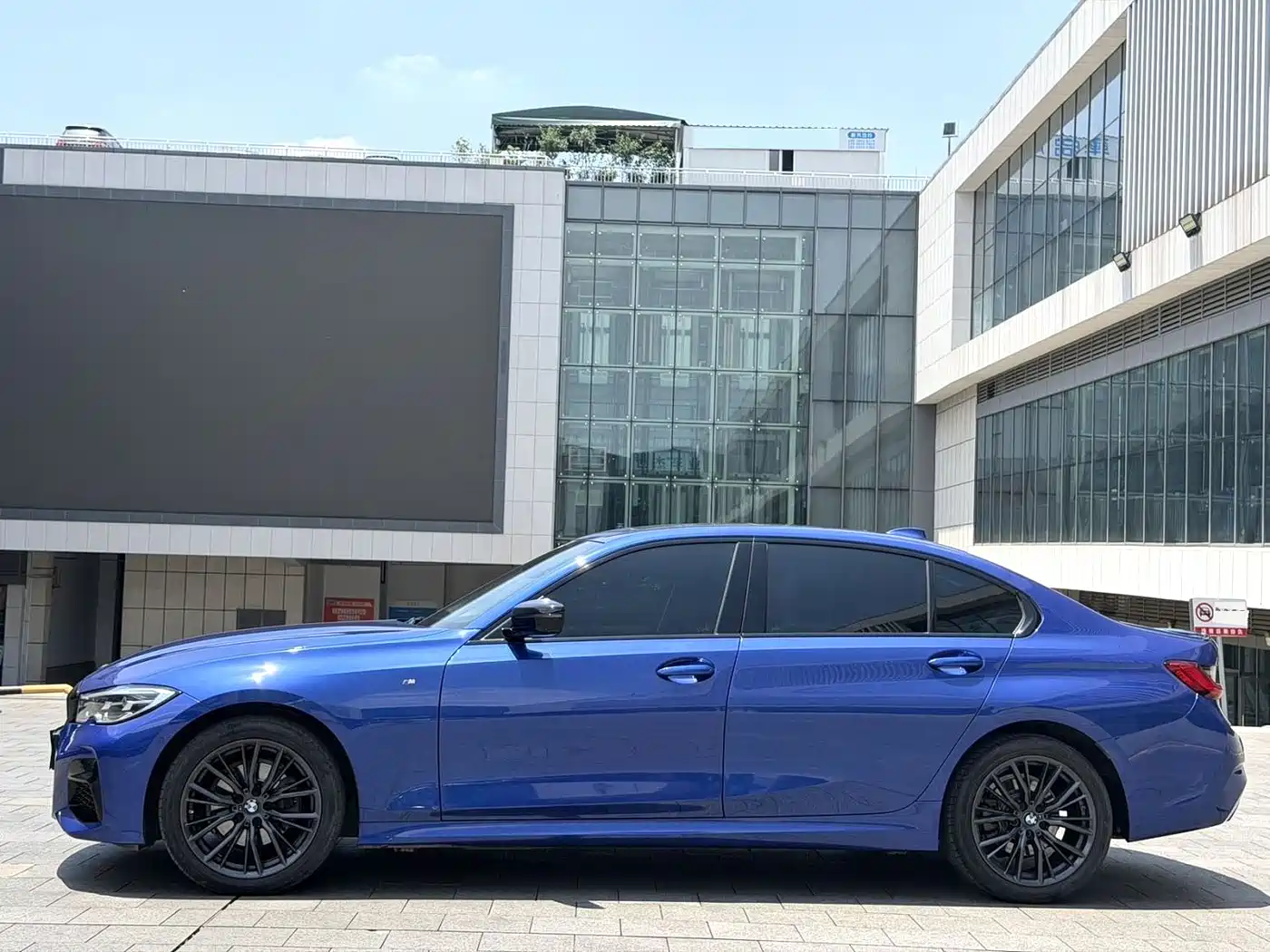 BMW 3 Series 2021 325i M Sport Night Edition фото 14