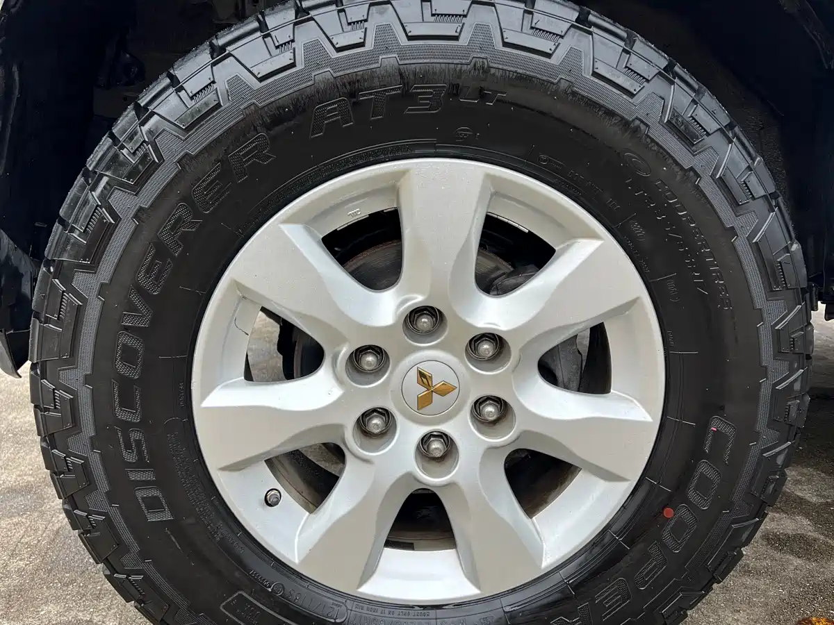 Mitsubishi Pajero (Import) 2009 3.8L 5-Door Premium фото 16