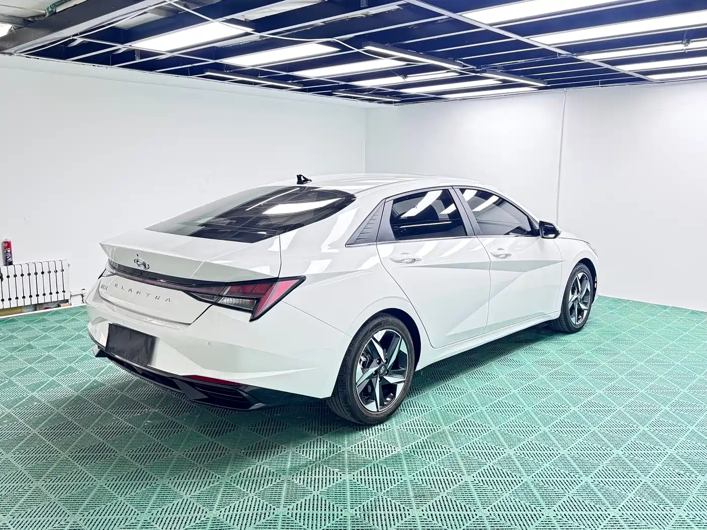 Hyundai Elantra 2022 1.5L CVT LUX Premium Edition фото 6