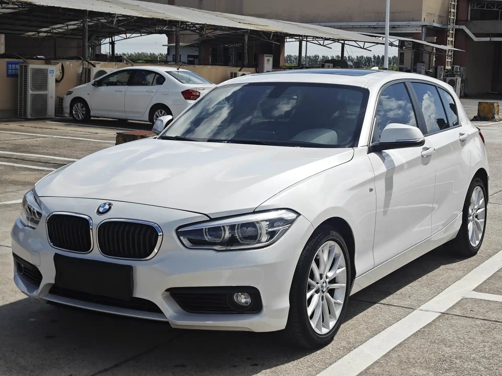 Photo 1 - BMW 1 Series (Import)