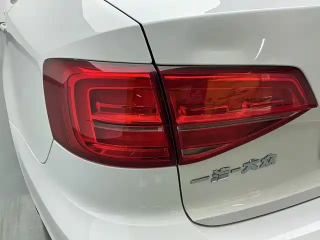 Volkswagen Sagitar 2015 230TSI Automatic Comfort фото 12