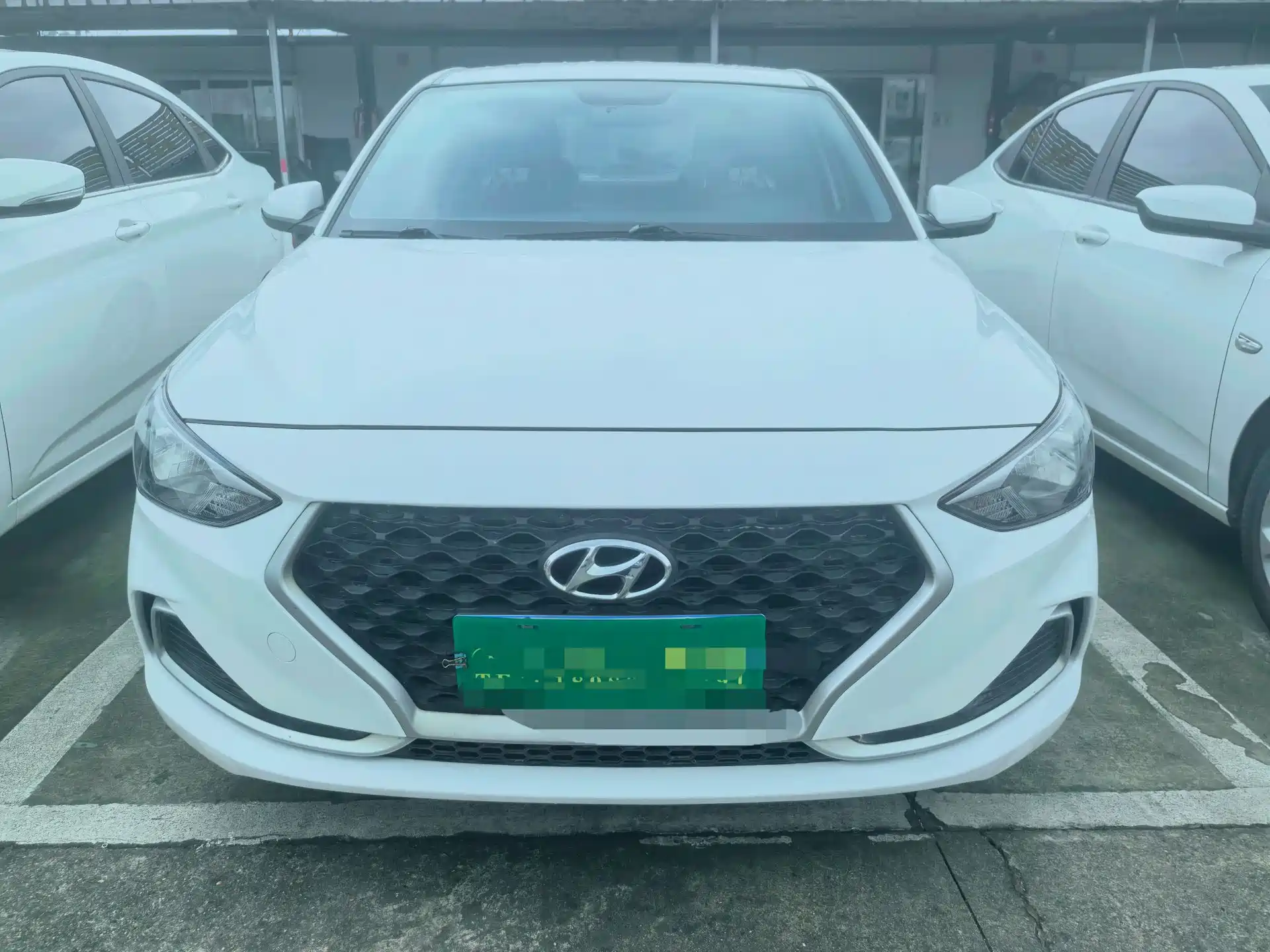 Photo 1 - Hyundai Elantra