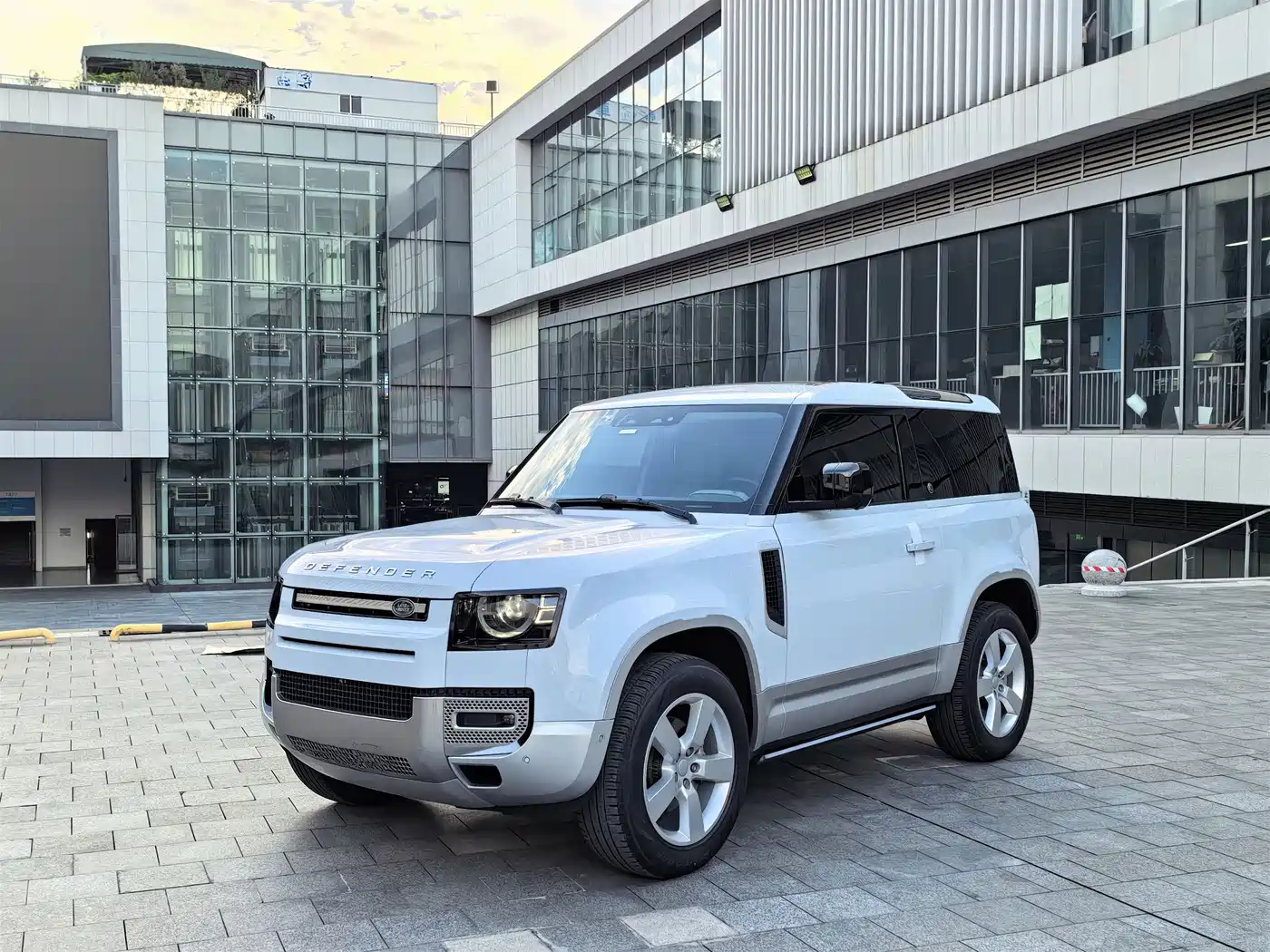 Photo 1 - Land Rover Defender
