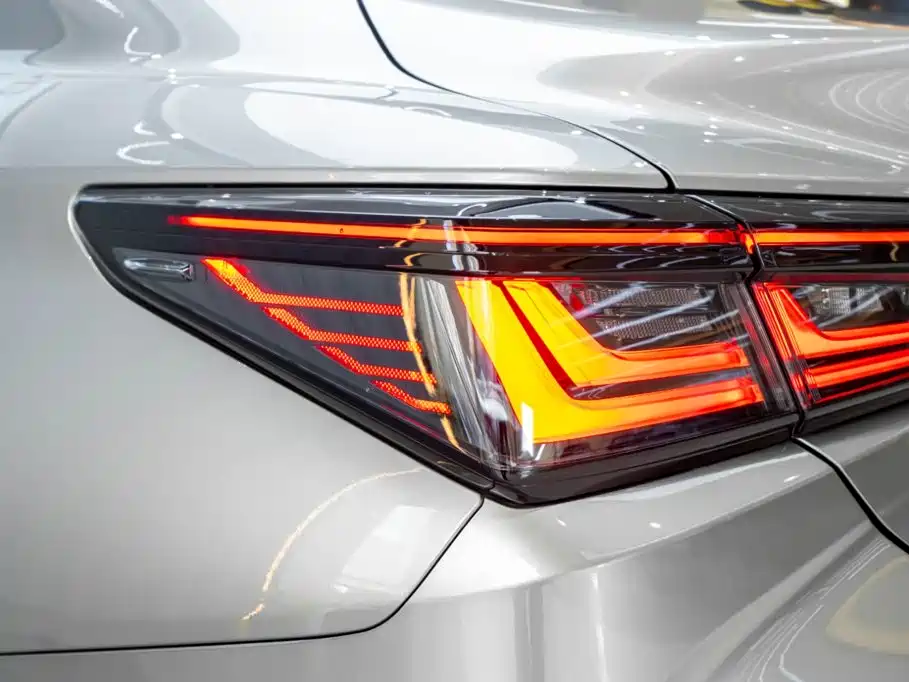 Фото 9 - Lexus ES