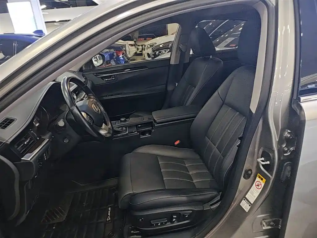 Lexus ES 2015 250 Elegance Edition фото 15