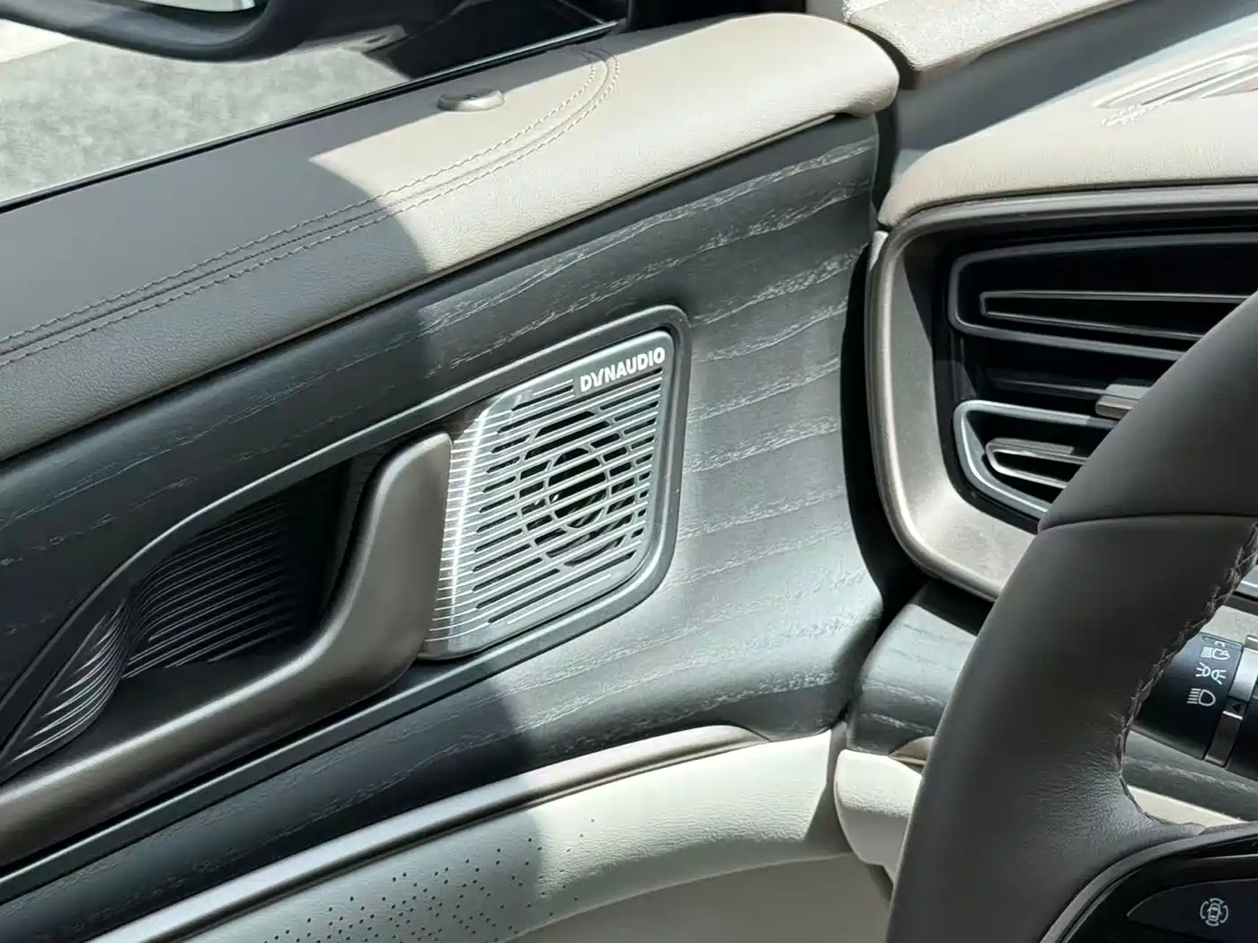 Denza D9 2024 DM-i 980 AWD Flagship фото 15