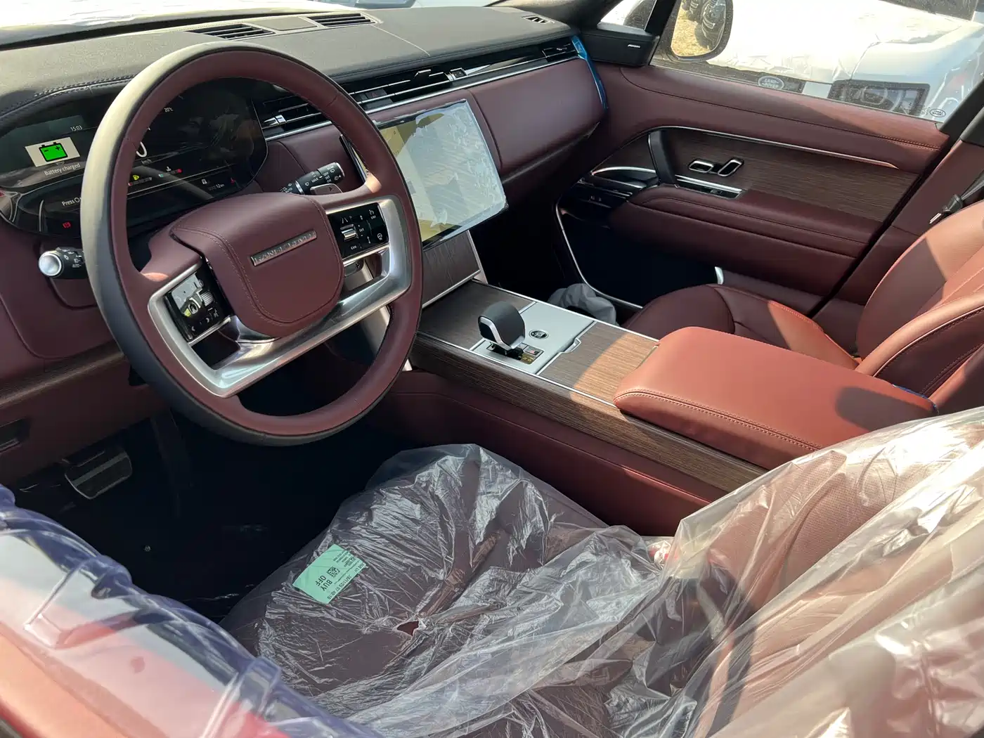 Land Rover Range Rover 2026 Model 3.0 L6 400PS SE Long Wheelbase Version фото 5