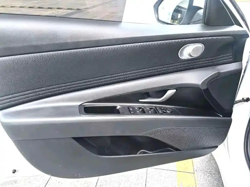 Hyundai Elantra 2023 Model 1.5L CVT LUX Premium Edition фото 6